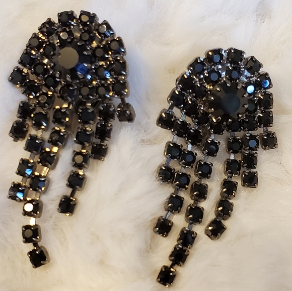 Vintage gunmetal clip-on earrings with black rhinestones - Picture 8 of 13